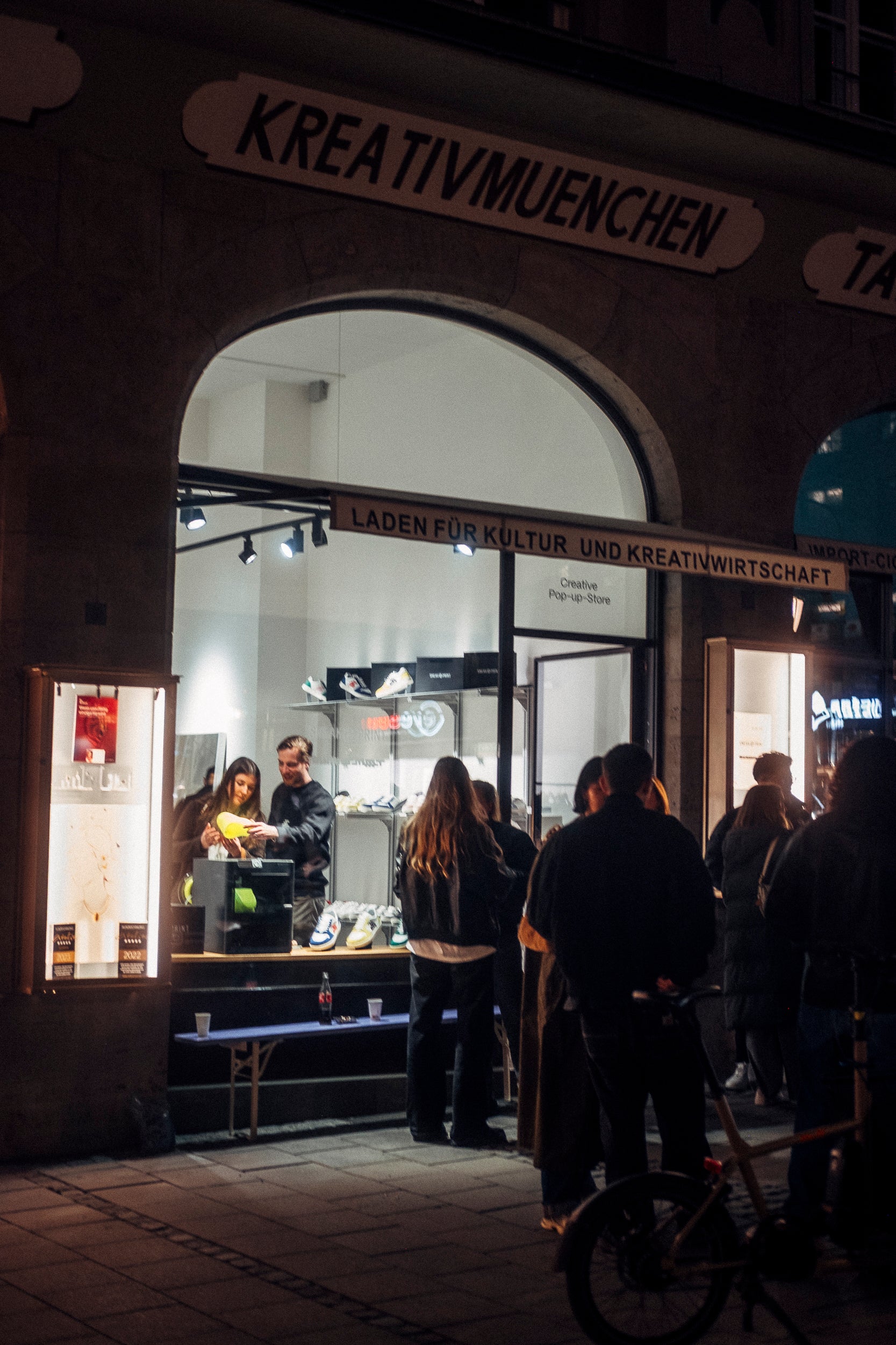Kunst trifft Sneaker: Pop-up-Store von Sneakprint & DINOMAAT