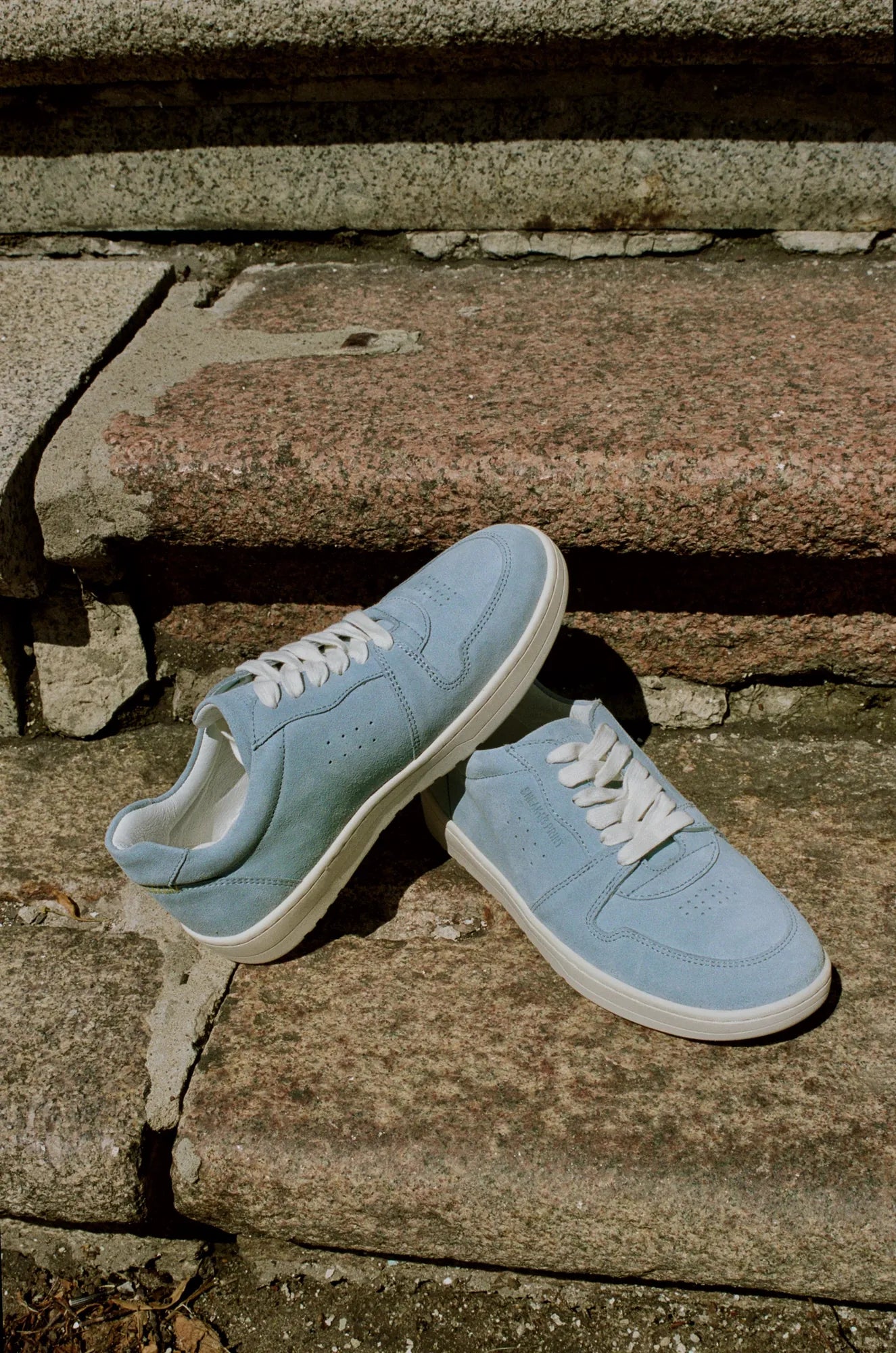 B2 -  Hellblau Wildleder